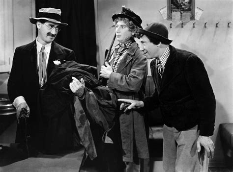 Die Marx Brothers im Liebeswirrwarr - Eine turbulente Komödie voller Slapstick und musikalischer Einlagen!