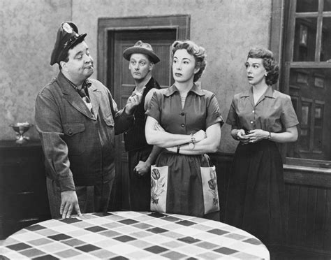 Warum ist The Honeymooners eine unvergessliche Sitcom mit einer Prise schwarzem Humor?!